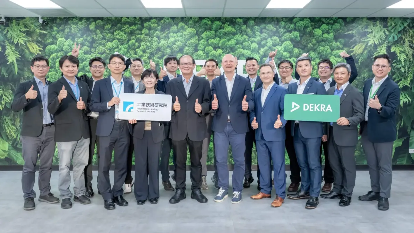 DEKRA德凱與工研院代表及雙方技術團隊合影，未來將共同推動資訊安全與新能源產品國際合規驗證合作